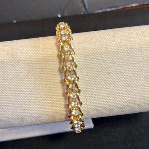 💫 Vintage rhinestone gold tone bracelet in excellent condition. Quality beauty.
